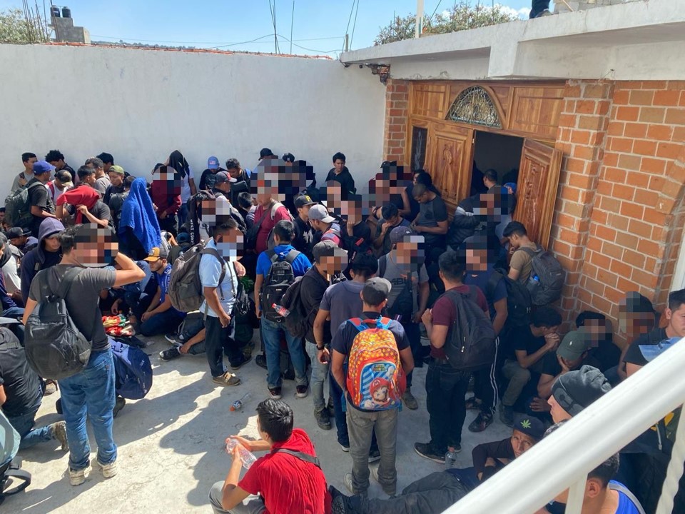 Rescatan a más de 250 migrantes abandonados en un domicilio de Ciudad Serdán