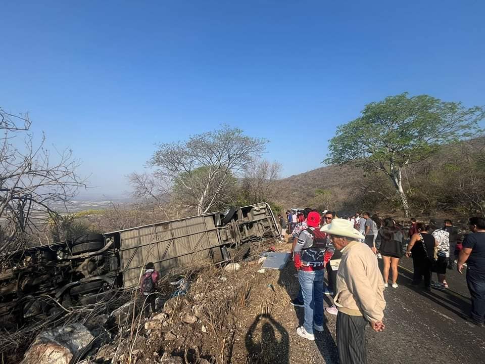 Vuelca autobús con 30 pasajeros en Huehuetlán El Grande