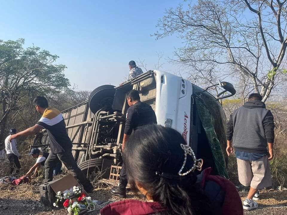 Tres muertos y dos niños graves, saldo de volcadura de autobús en Huehuetlán