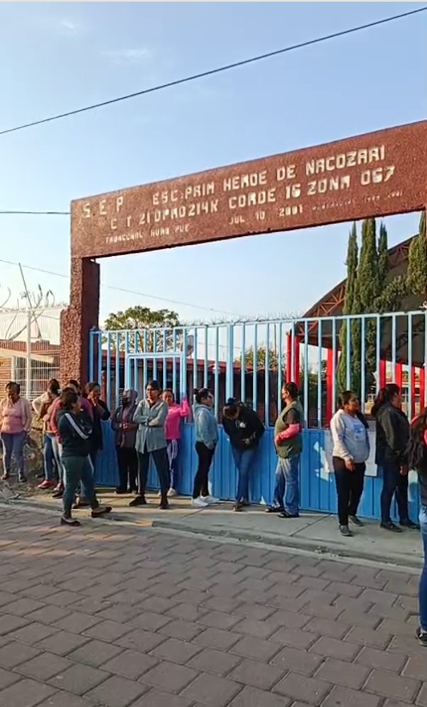Padres de familia se manifiestan y cierran escuela primaria de Huaquechula ante malos manejos